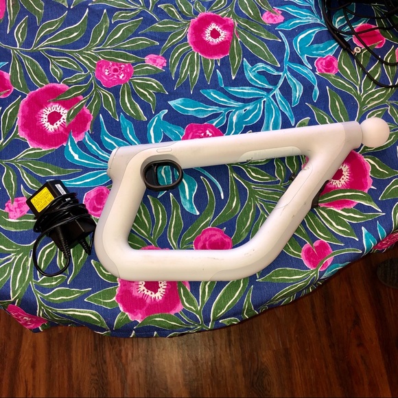 PS4 VR w/ games & VR gun included - Picture 9 of 12